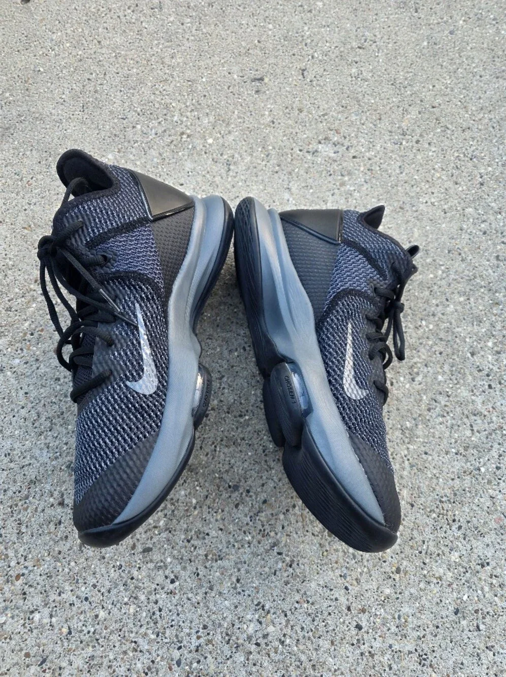 Nike Men's LeBron Witness IV Sneaker  Men Size 11